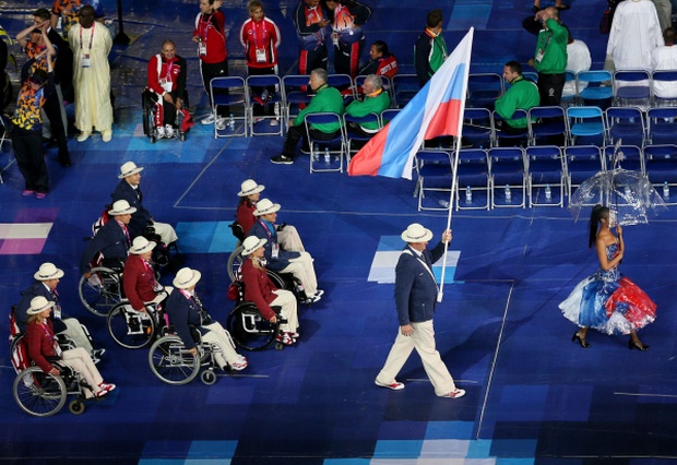Алексей Ашапатов с флагом России на открытии Паралимпиады в Лондоне