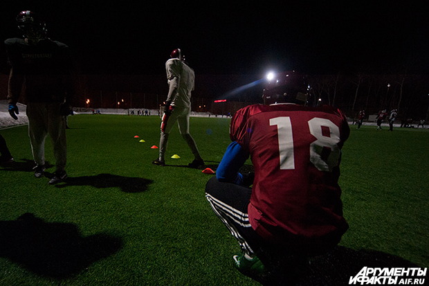 Игроки в американский футбол на тренировке