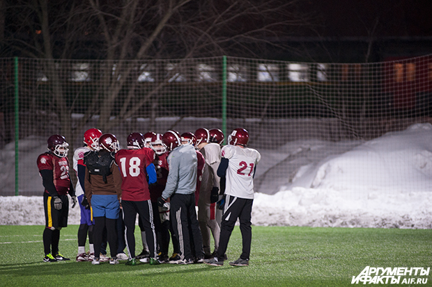 Игроки команды Moscow Bruins совещаются перед отработкой атаки