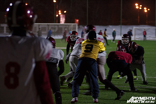 Игроки отрабатывают командные действия в атаке и обороне