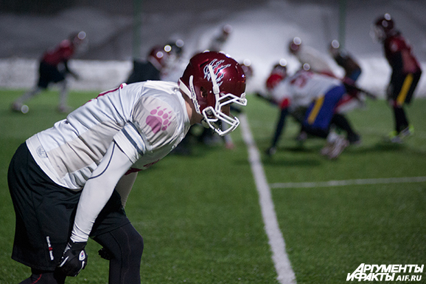 Игроки в американский футбол