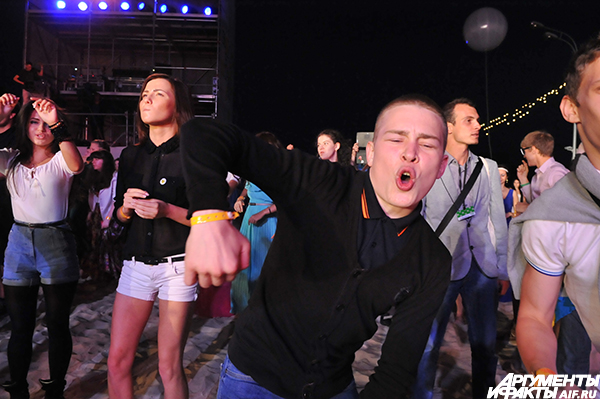 Под его хит Все танцуют локтями на песчаном танцполе активно задвигалась даже инертная часть публики, в основном мужская